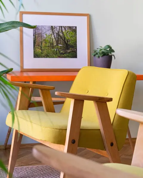 Gelber Sessel und Pflanzen in der Lounge der Denkfabrik
