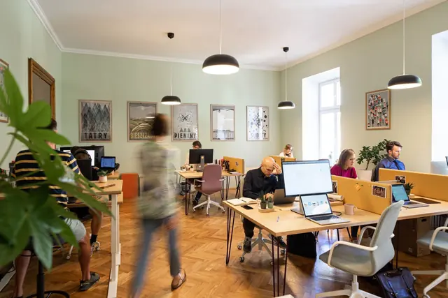 Coworking der Denkfabrik in Berlin: Menschen arbeiten an hellen Schreibtischen im Altbau