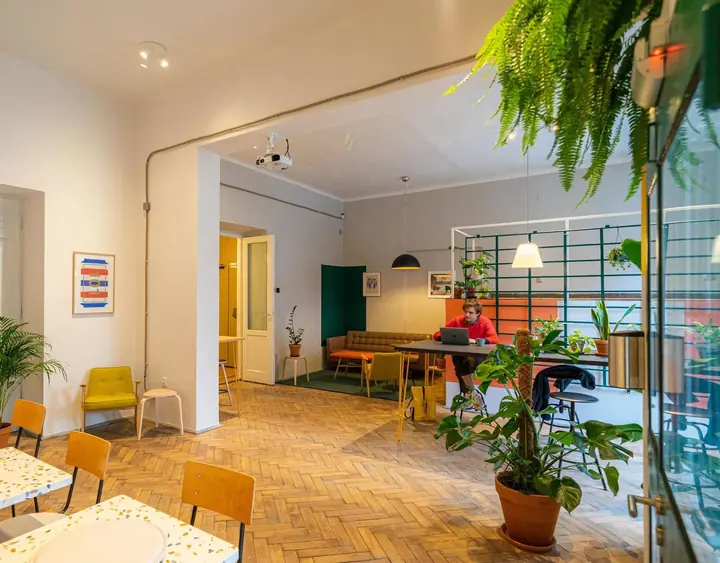 Lounge und Arbeitsbereich der Denkfabrik in Berlin mit Pflanzen und Fischgrätparkett